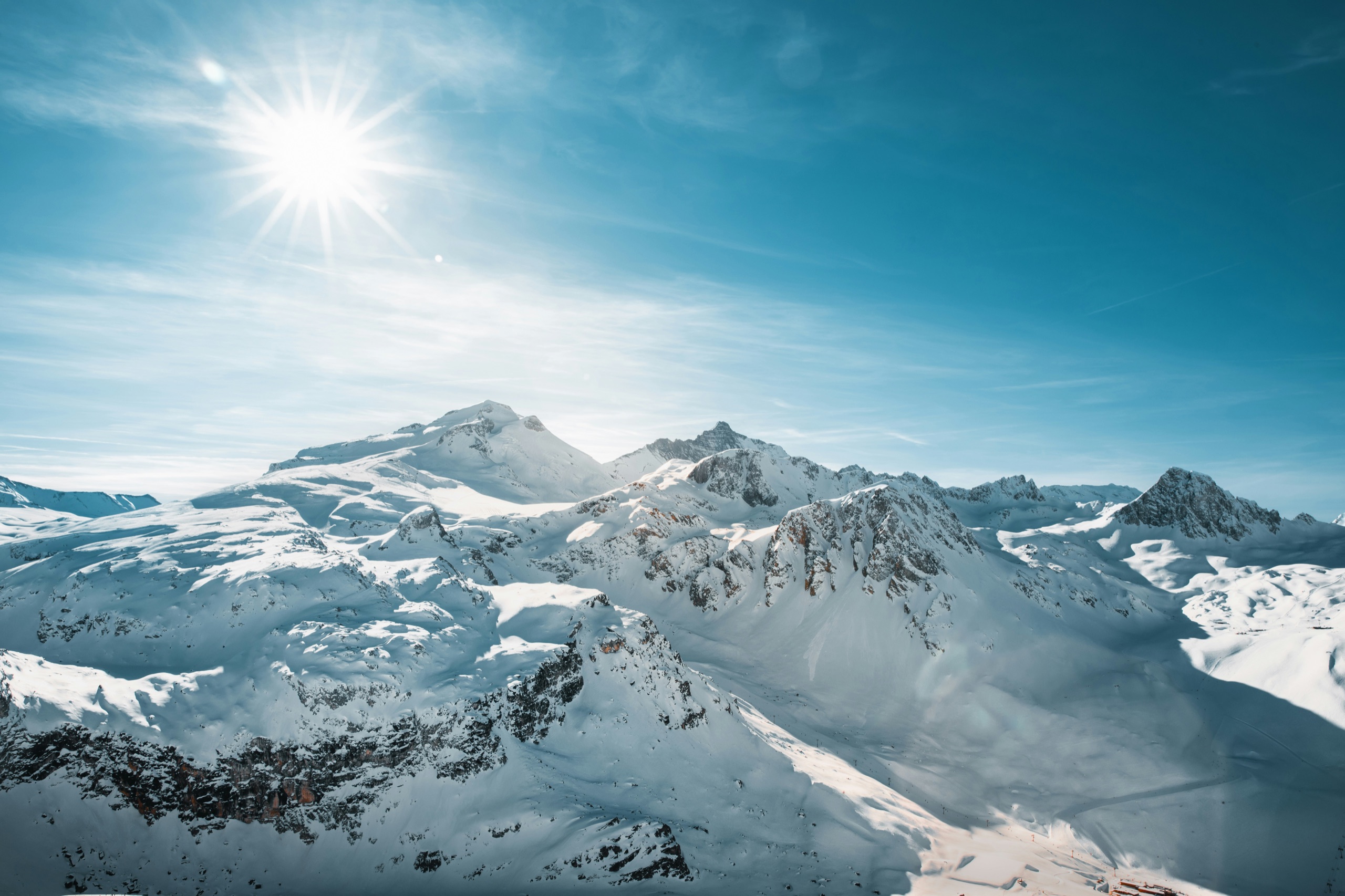 Vue panoramique de Val d'Isère et de ses sommets enneigés en Savoie